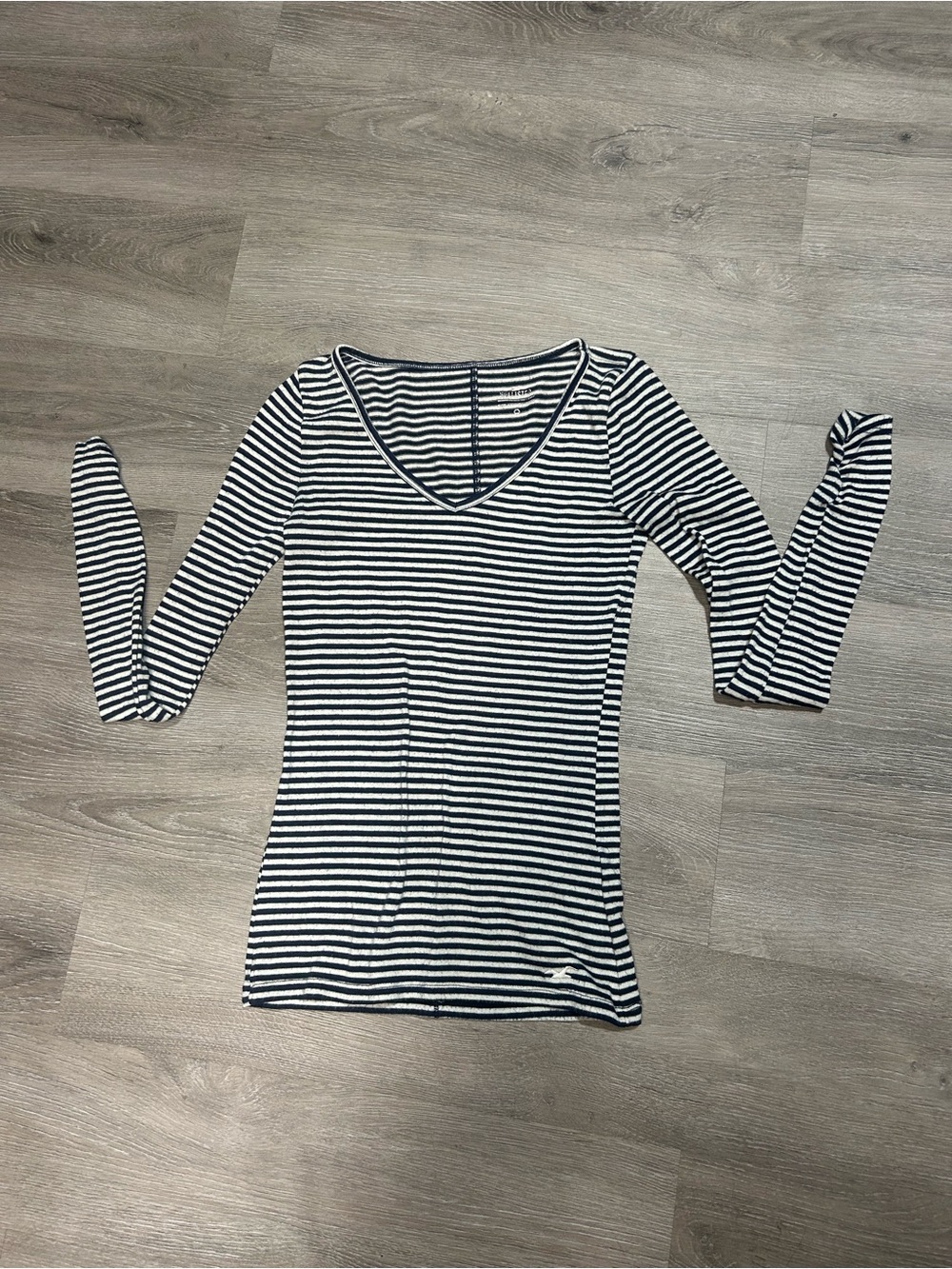 hollister navy blue and white striped v-neck shirt Sz S